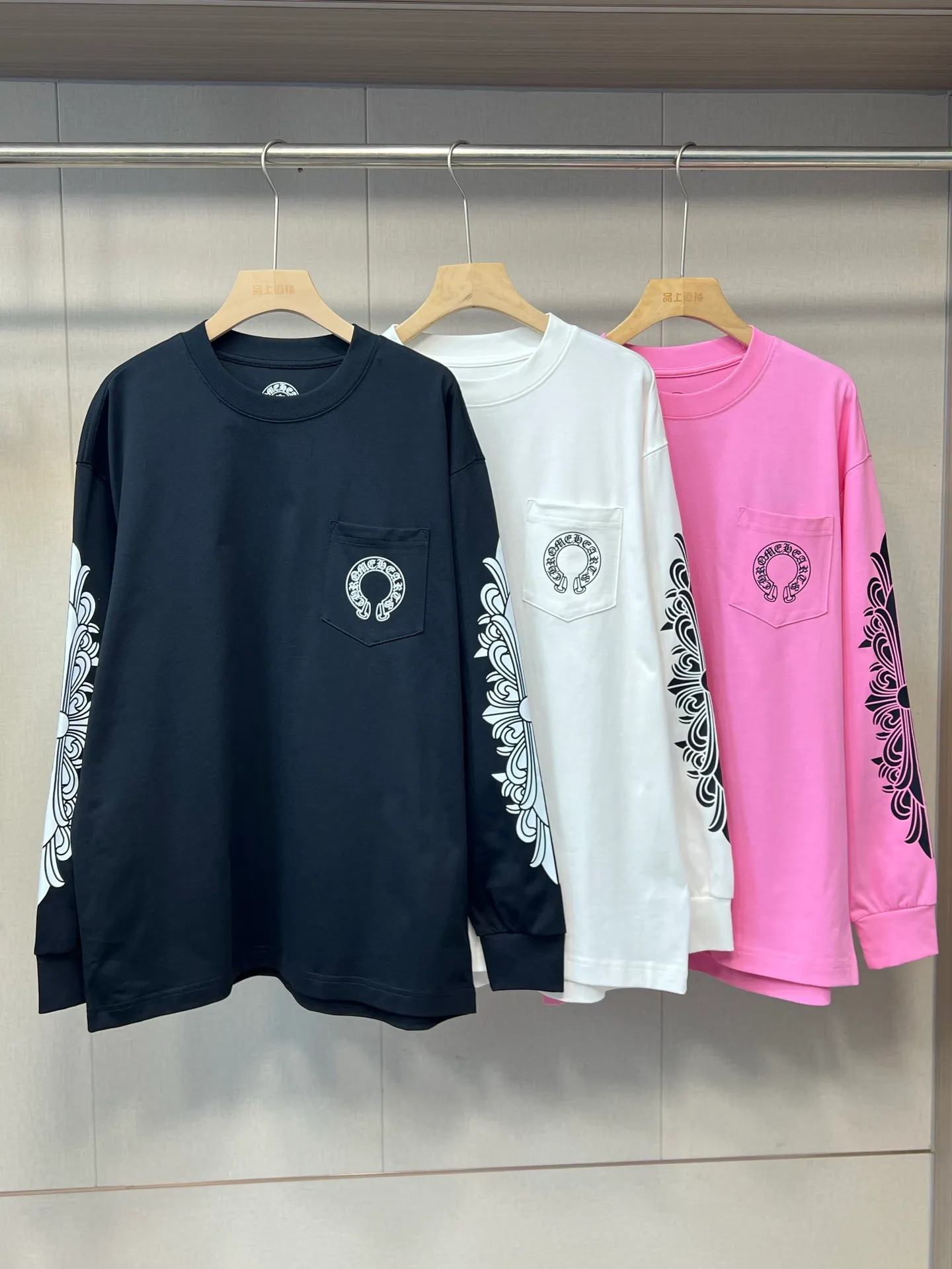 🅿️280 High Quality 5796 25 Early Autumn Chrome Hearts Horseshoe Flower Arm Long Sleeves The Chrome Hearts Long Sleeves that are popular! There are printed logos on the sleeves and back, and the American street style is full of them. It’s so hot to wear it alone if the bottom is missing! Relaxed and cool, I'm so ecstatic that I'm chased for 🔗💓Cro's heart powder when I go out on the street!